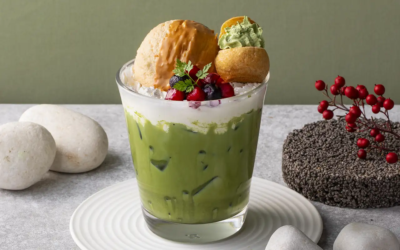 プチシューをのせた抹茶キャラメルミルク