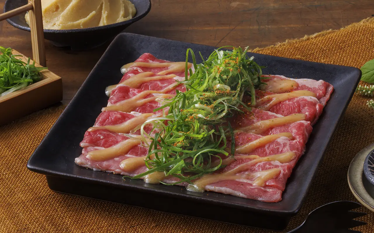 焼きしゃぶカルビの京風白味噌焼き　京都府産九条ネギを巻いて