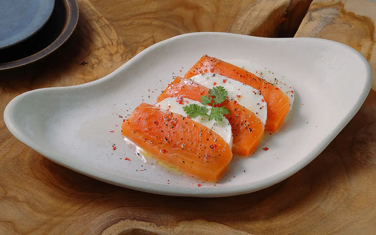 サーモンと生モッツァレラのカルパッチョ